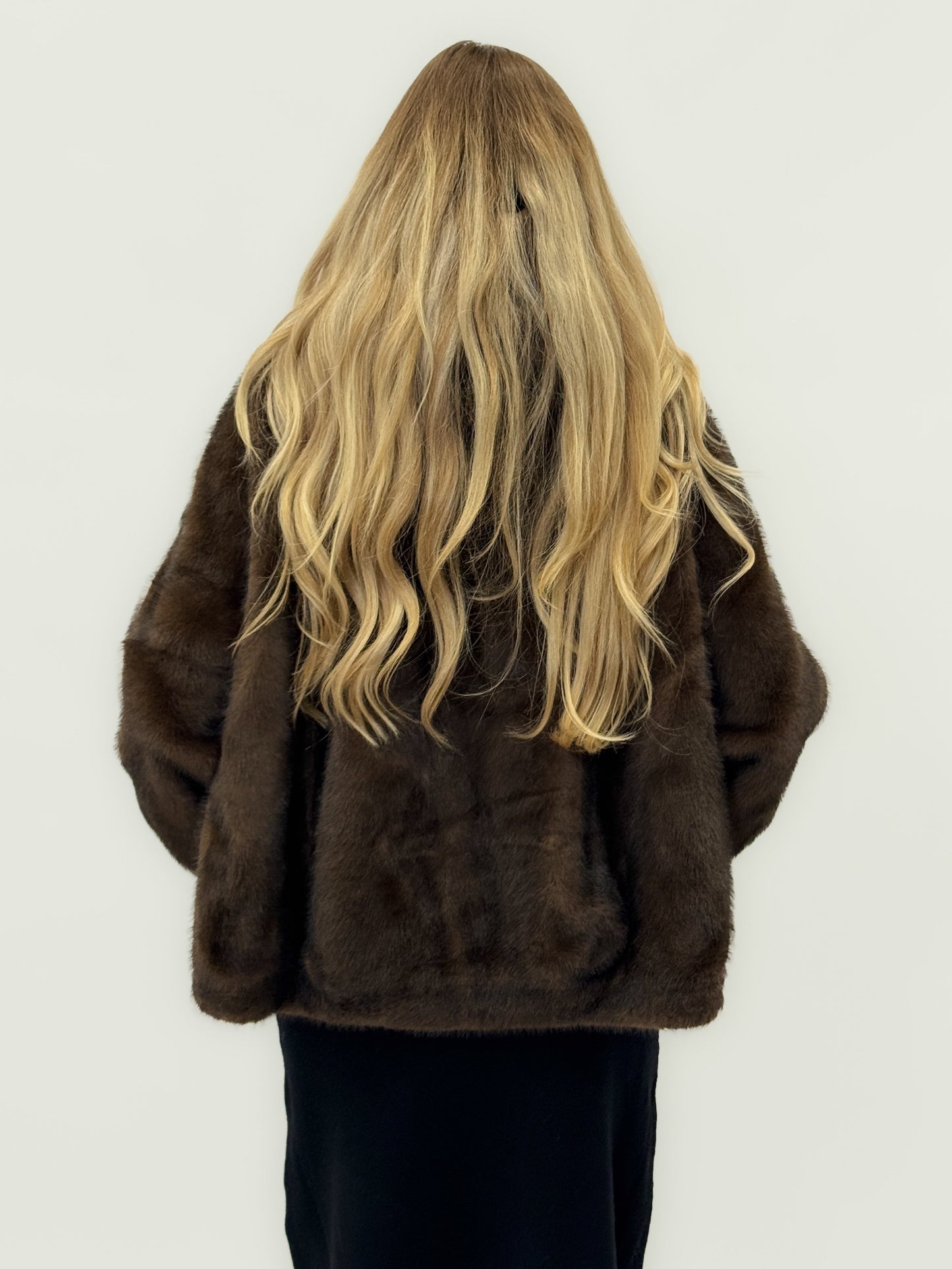 Veste en fausse fourrure avec ceinture à la taille et bouton bijou - Portofino