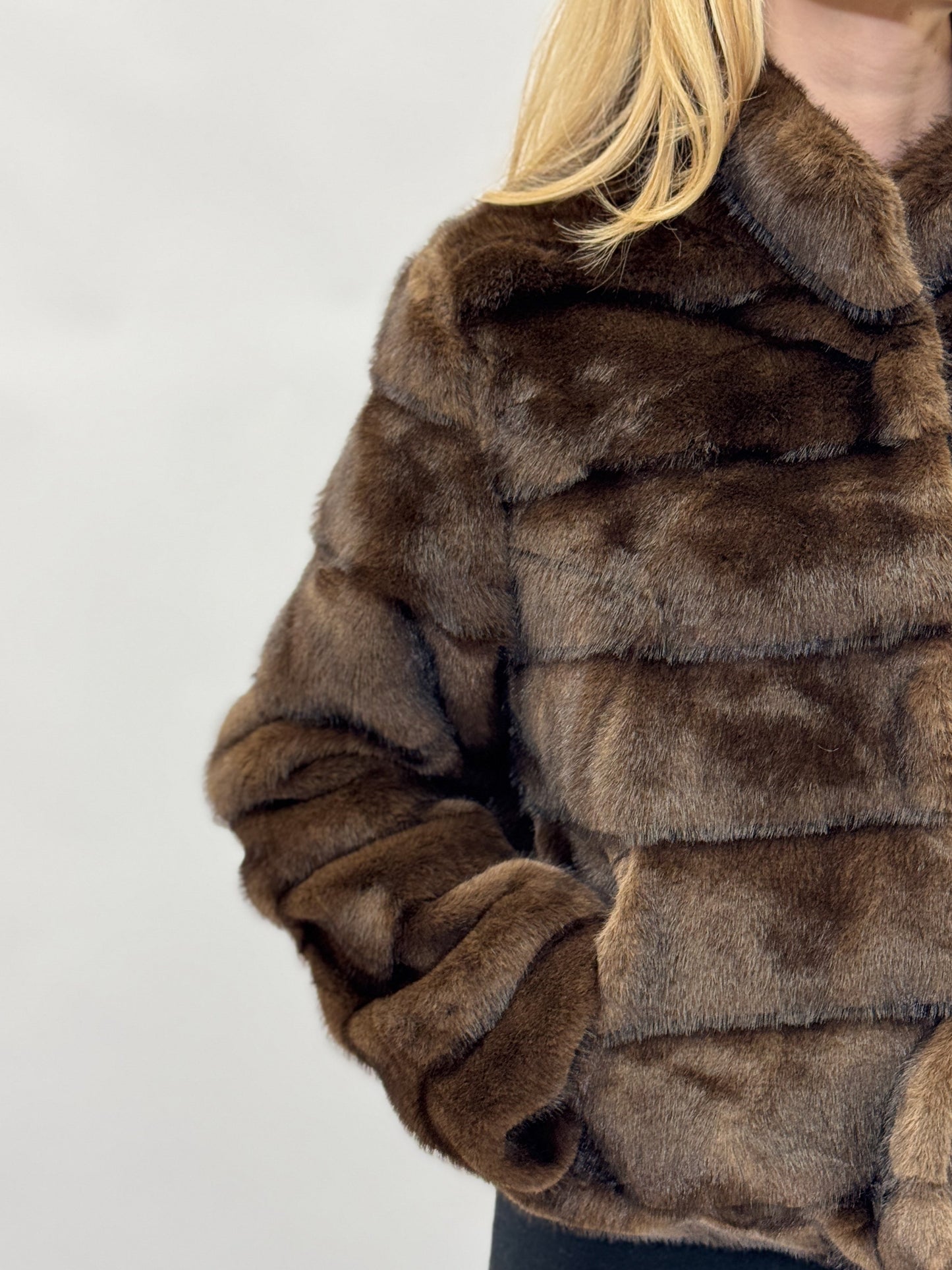 Veste en Éco-fourrure Marron à Rayures Horizontales
