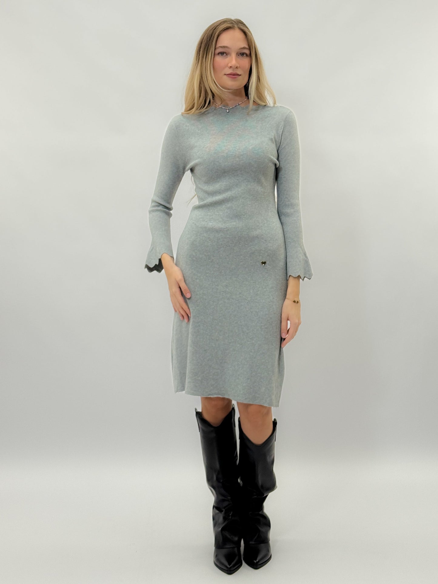 Robe midi en maille avec manches évasées