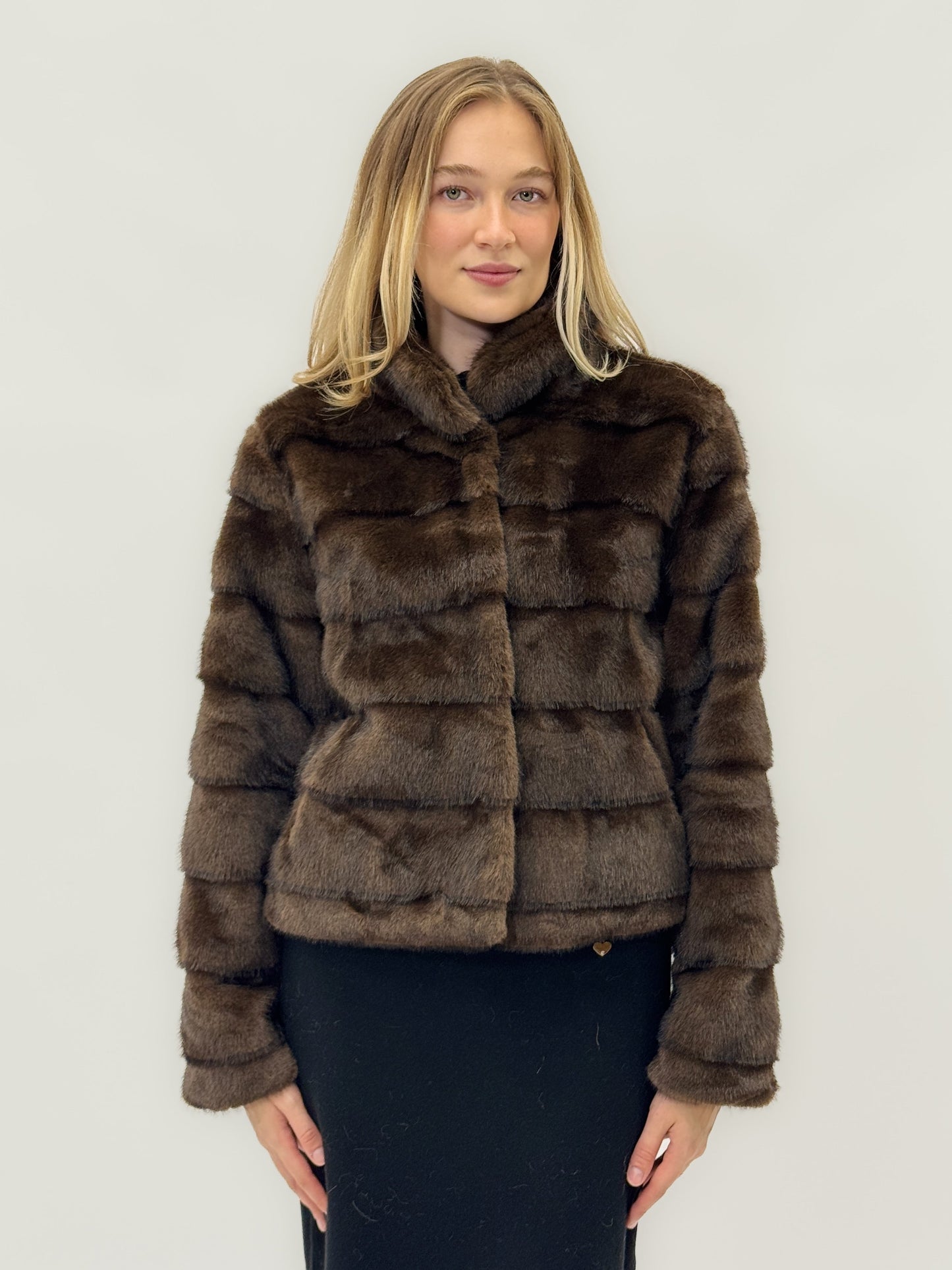 Veste en Éco-fourrure Marron à Rayures Horizontales