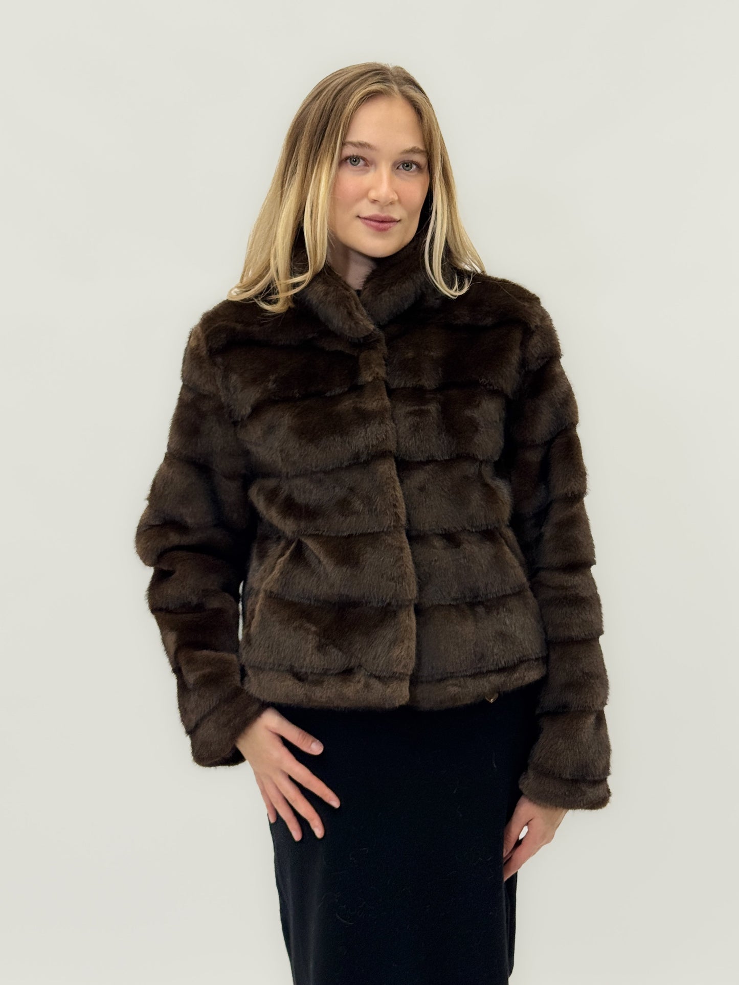 Veste en Éco-fourrure Marron à Rayures Horizontales