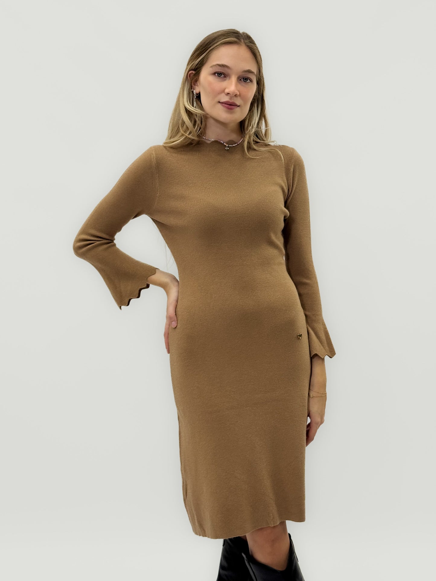 Robe midi en maille avec manches évasées