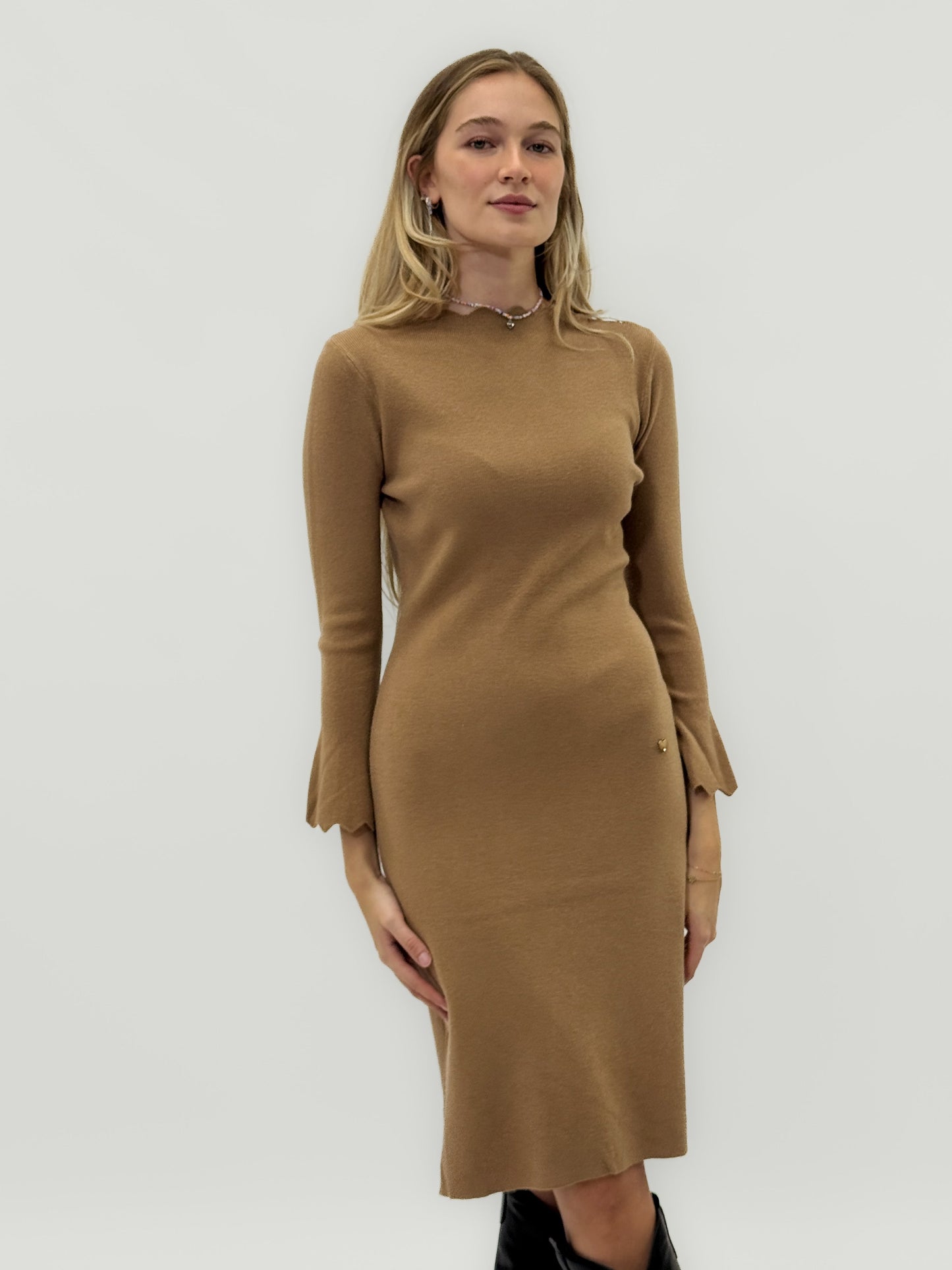 Robe midi en maille avec manches évasées