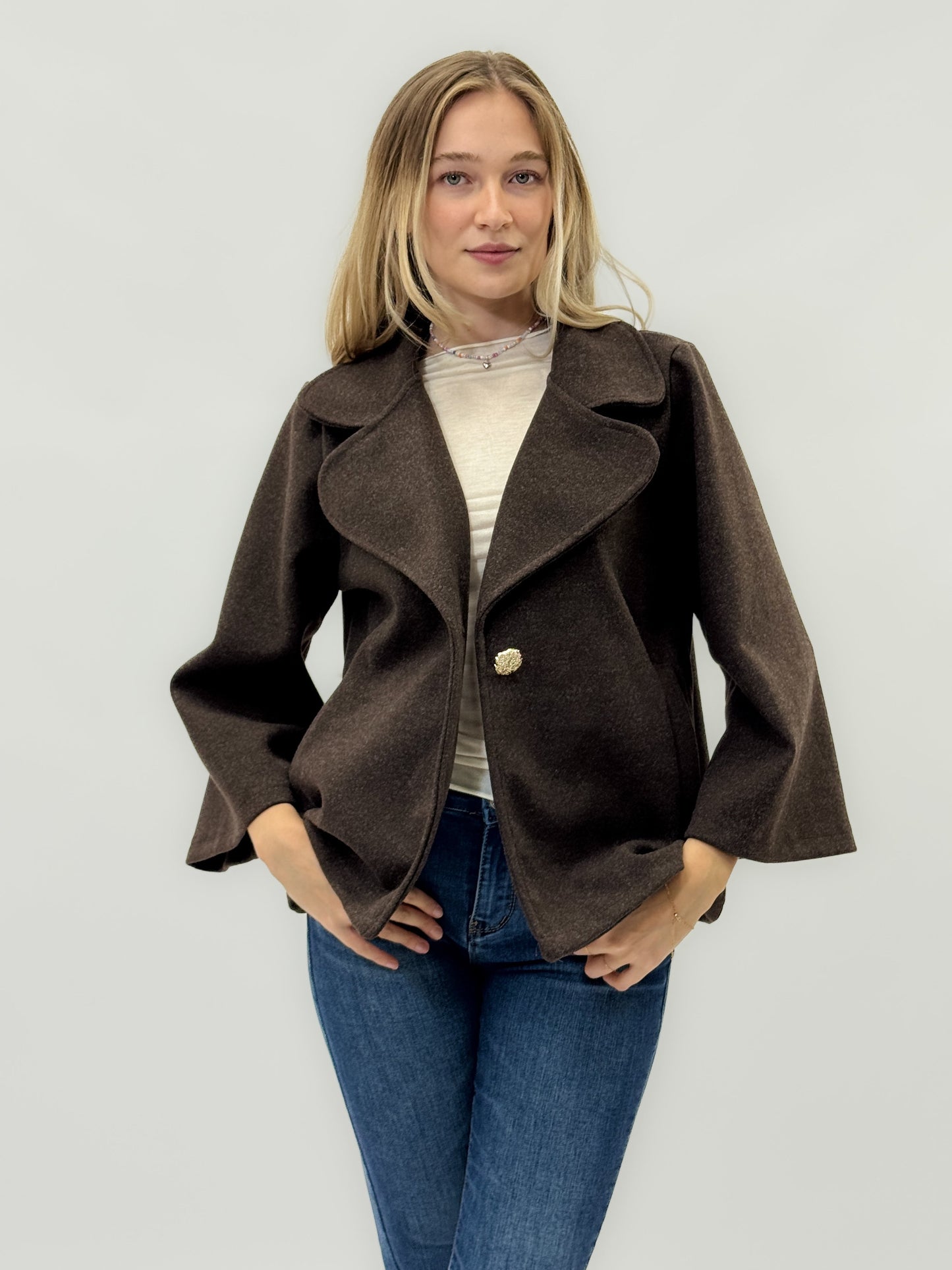 Veste avec bouton bijou