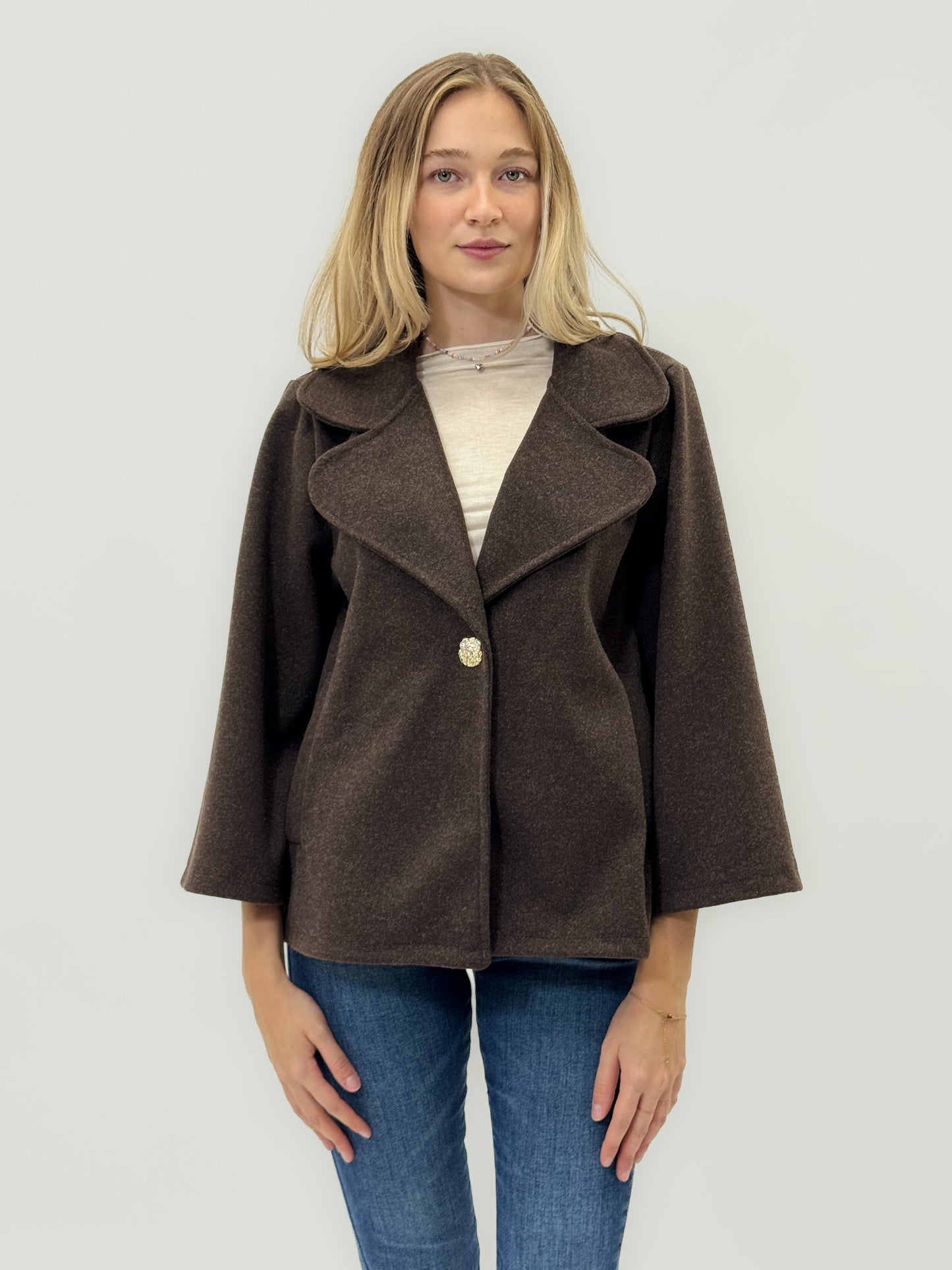 Veste avec bouton bijou