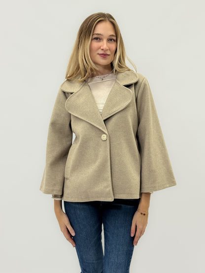 Veste avec bouton bijou