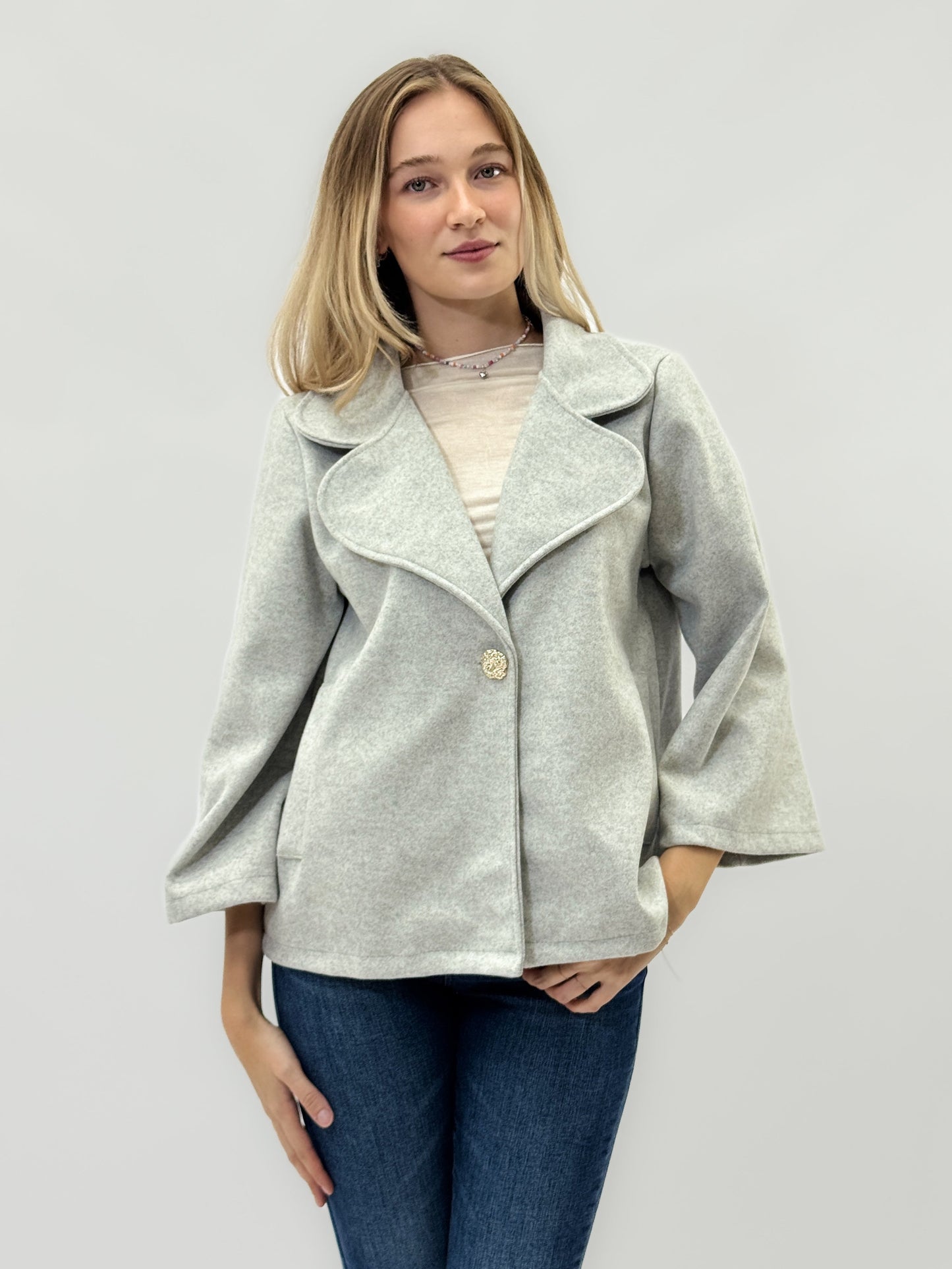Veste avec bouton bijou