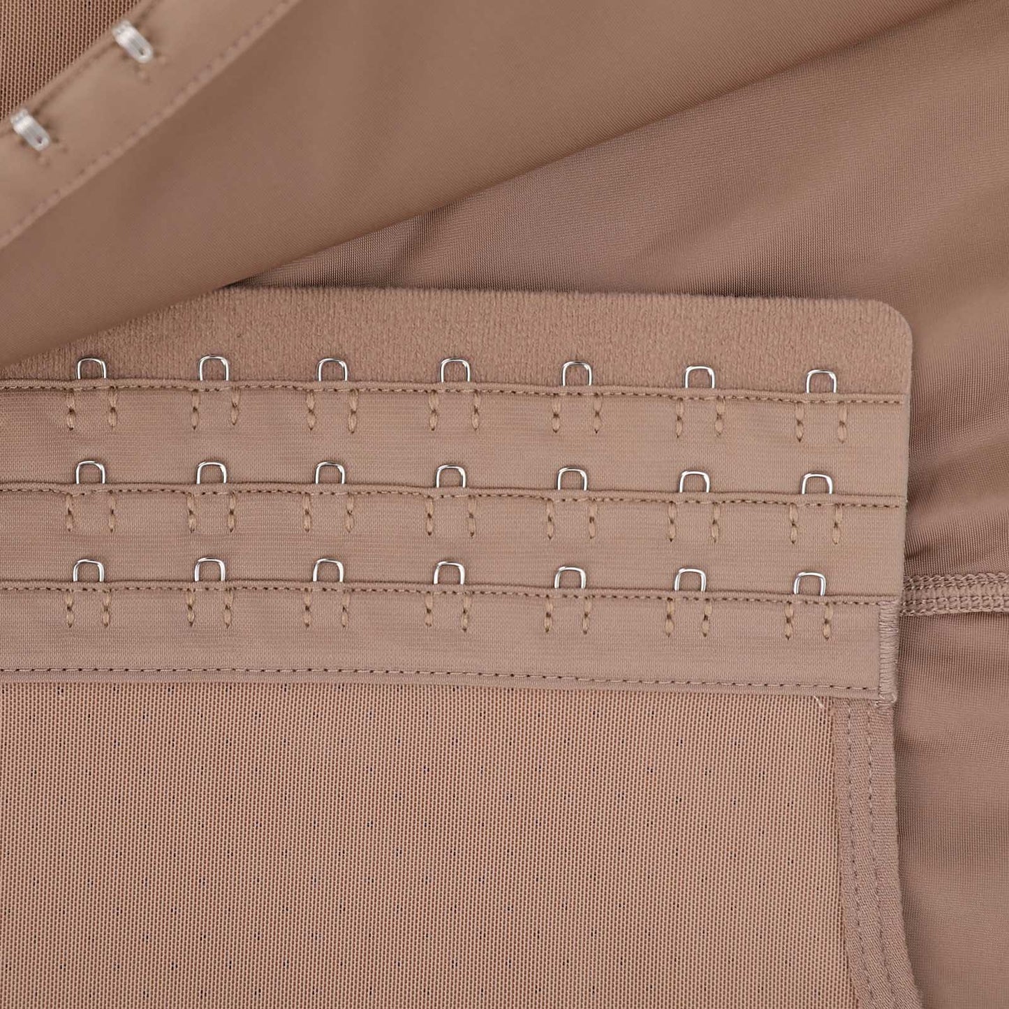 Felicia Short Powernet® - Body en Latex Aéré avec Poitrine Ouverte, Contrôle du Ventre et Compression Solide.