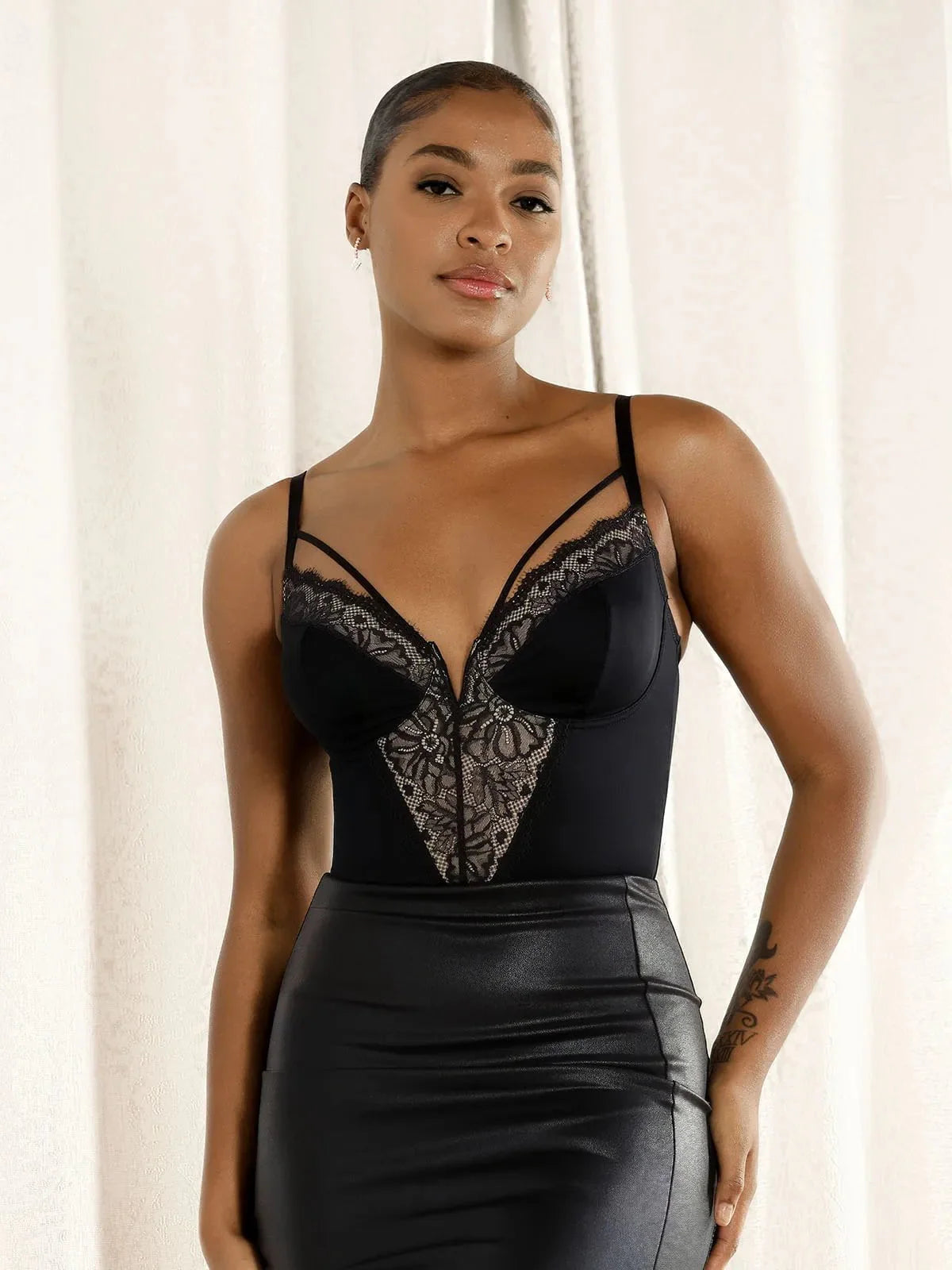 Body en dentelle avec contrôle du ventre et bretelles