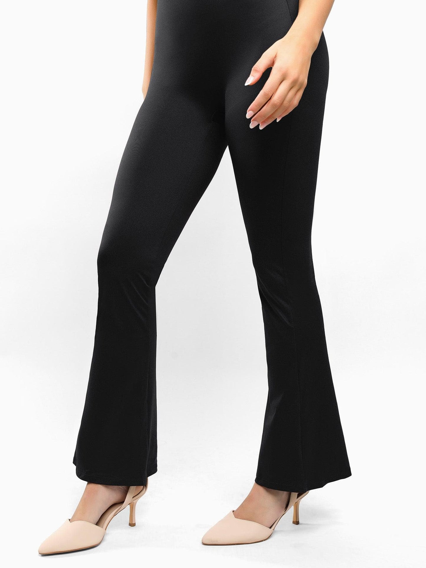 Combinaison Jumpsuit Sculptante à Jambes Évasées avec Bretelles