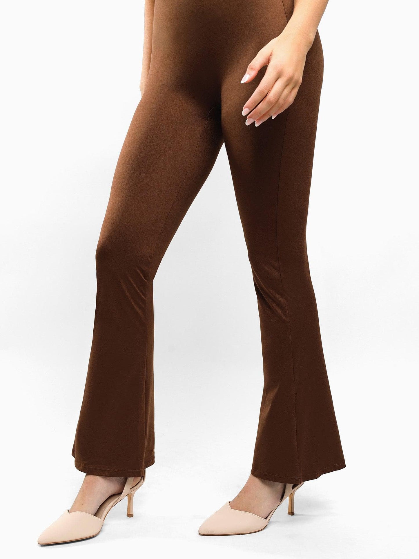 Combinaison Jumpsuit Sculptante à Jambes Évasées avec Bretelles