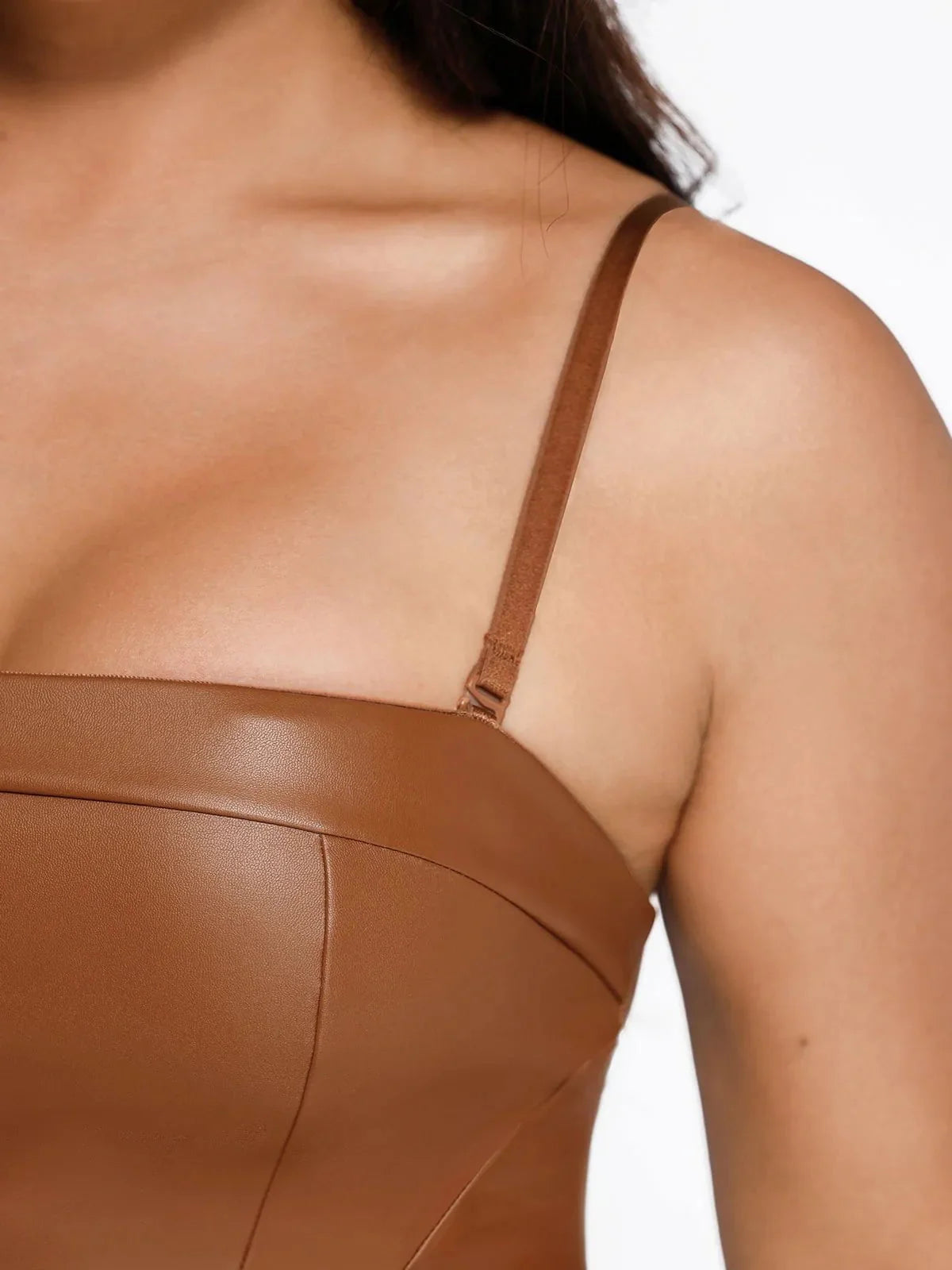 Combinaison Sculptante en Similicuir avec Corset