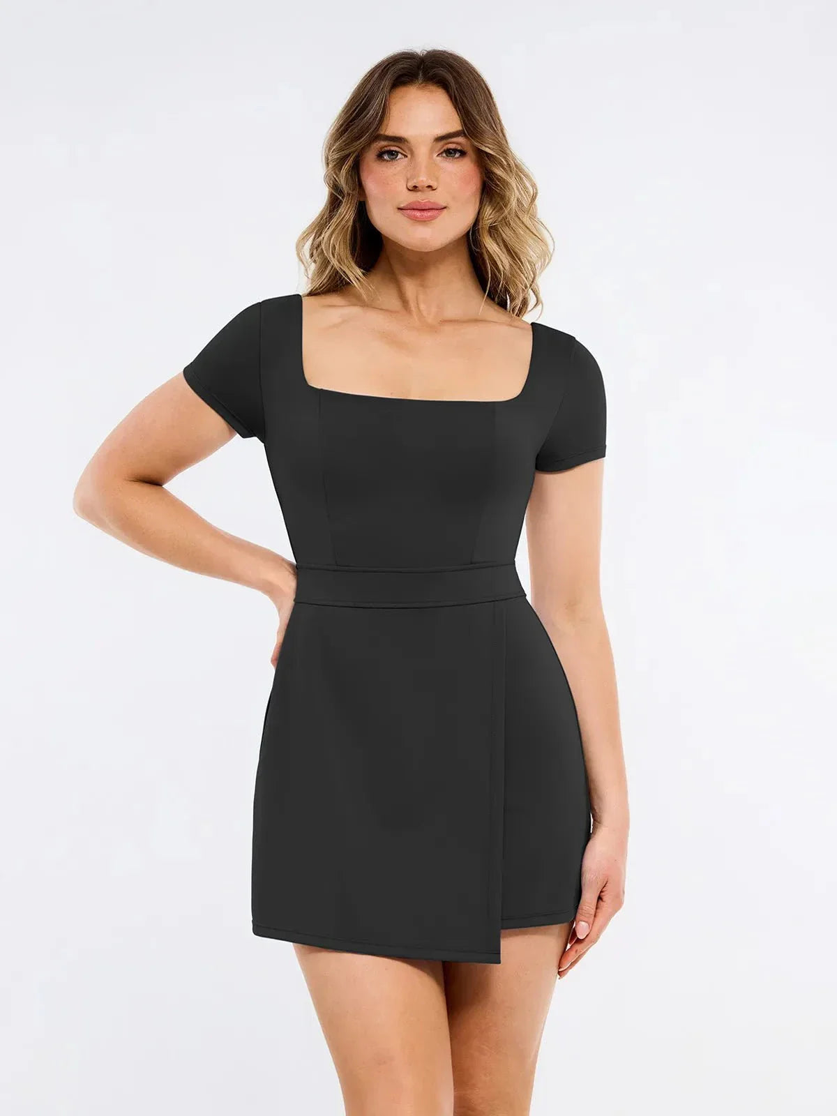 Robe Mini A-Ligne Sculptante à Col Carré